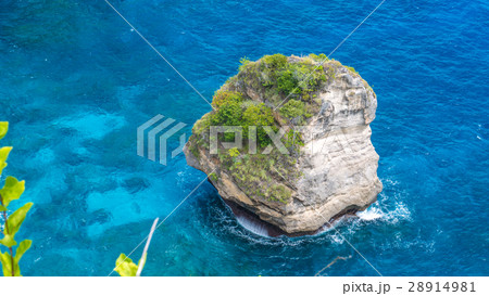 Lonely Rock in Sea Watter, North Coast, Nusa 28914981