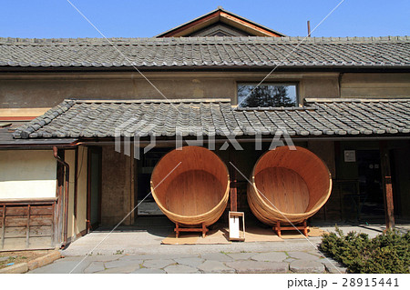 造り酒屋の仕込み樽 28915441