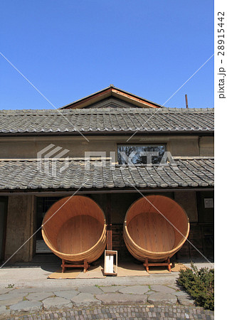 造り酒屋の仕込み樽 28915442