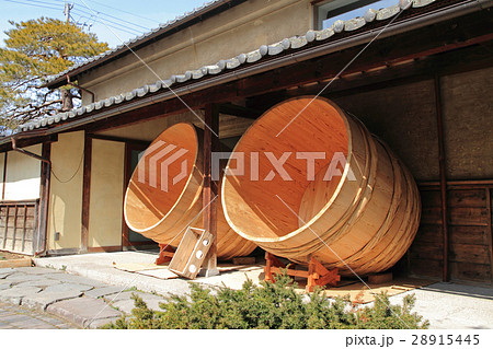 造り酒屋の仕込み樽 28915445