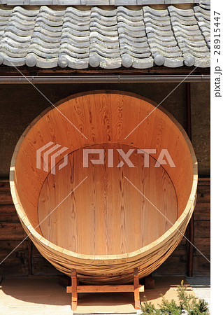 造り酒屋の仕込み樽 28915447