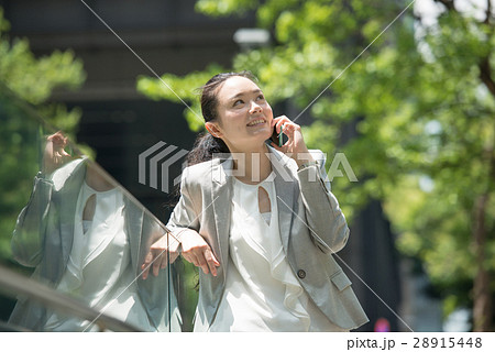 ビジネスウーマン 新緑 ビジネス イメージ ビジネスウーマン 新緑 ビジネス イメージ 28915448