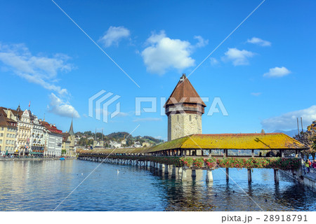 View of the famous Chapel Bridge in Lucerne 28918791