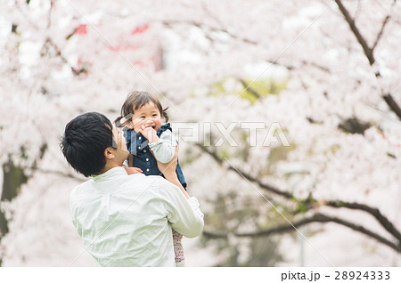 桜の下で遊ぶ親子 28924333