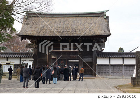 瑞龍寺総門と説明を聞く観光客、富山県高岡市 瑞龍寺総門と説明を聞く観光客、富山県高岡市 28925010