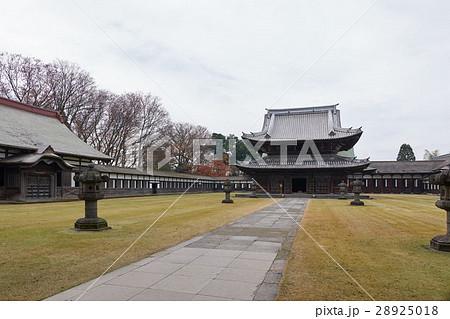 瑞龍寺仏殿(国宝)へ続く伽藍内の参道、富山県高岡市 瑞龍寺仏殿(国宝)へ続く伽藍内の参道、富山県高岡市 28925018