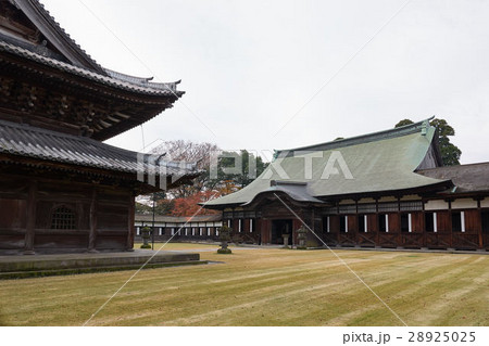 国宝瑞龍寺、仏殿（左）と総檜造の法堂（右）、富山県高岡市 28925025