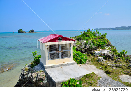 沖縄の海岸にある祠 「祠」 沖縄の海岸にある祠 「祠」 28925720