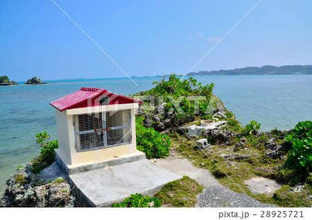沖縄の海岸にある祠 「祠」 沖縄の海岸にある祠 「祠」 28925721