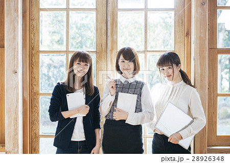 女子3人　ビジネス／学習イメージ 28926348
