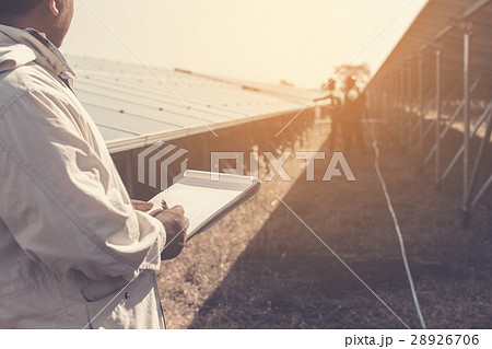 foreman checking job routine  28926706