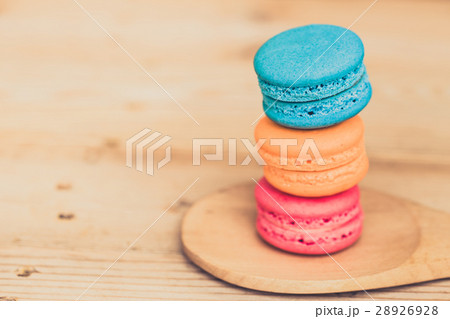 macaron cakes or macaroon on wood background. macaron cakes or macaroon on wood background. 28926928