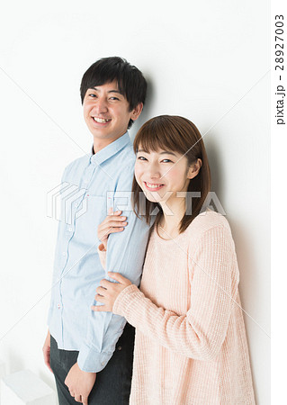寄り添う男女(20代) 寄り添う男女(20代) 28927003