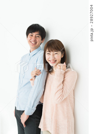 寄り添う男女(20代) 寄り添う男女(20代) 28927004