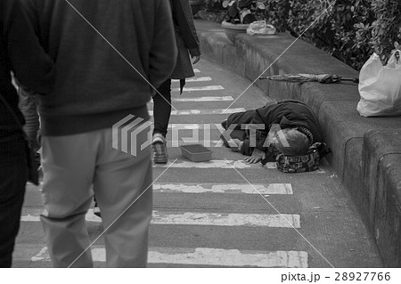こじき 物乞い 高齢者 28927766