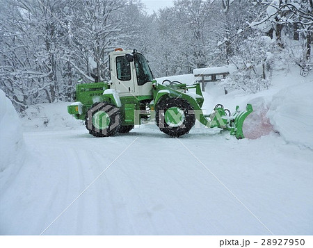 豪雪地帯、積雪の多い地方では、除雪を行わなければ車が通れない。除雪車は冬期の道路整備に欠かせない。 28927950