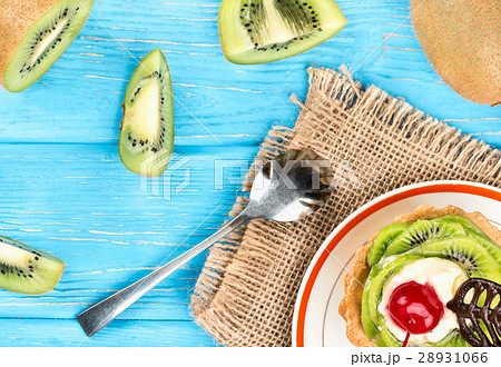 Tart with kiwi Tart with kiwi 28931066