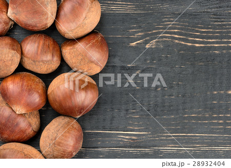 Fresh edible chestnuts Fresh edible chestnuts 28932404