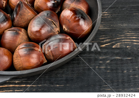 Roasted chestnuts in pan Roasted chestnuts in pan 28932424