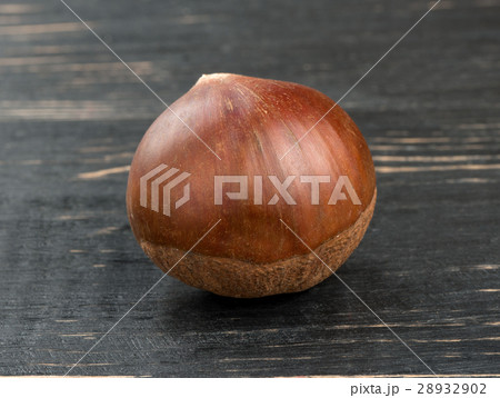 Fresh edible chestnuts 28932902
