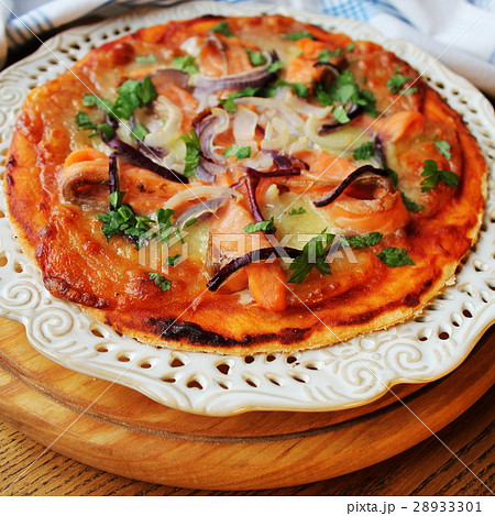 Pizza with mozzarella cheese , salmon, onion 28933301