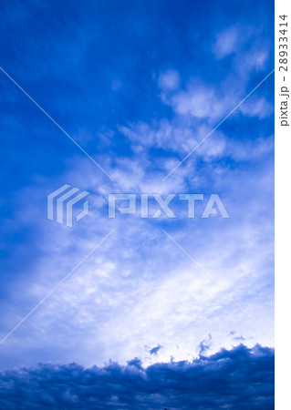 3月の空と雲（縦） 28933414