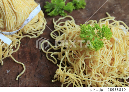 egg noodles 28933810