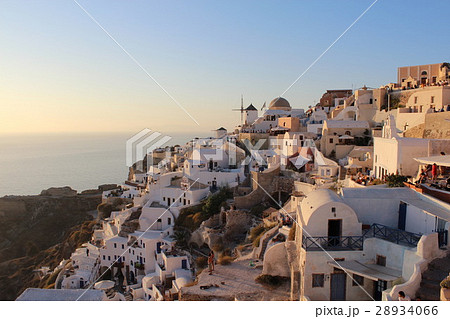 サントリーニ島の夕日　リゾート地　エーゲ海の島 28934066