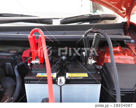 自動車のバッテリー 救援車 とブースターケーブルの写真素材 28934087 Pixta