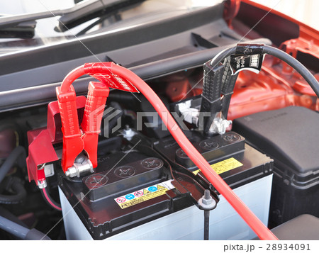 自動車のバッテリー 救援車 とブースターケーブルの写真素材