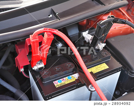 自動車のバッテリー 救援車 とブースターケーブルの写真素材