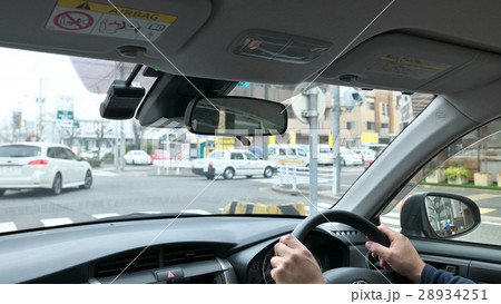 ドライブ　乗用車の運転席 28934251