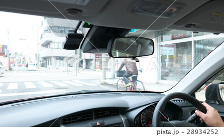 ドライブ　乗用車の運転席 28934252