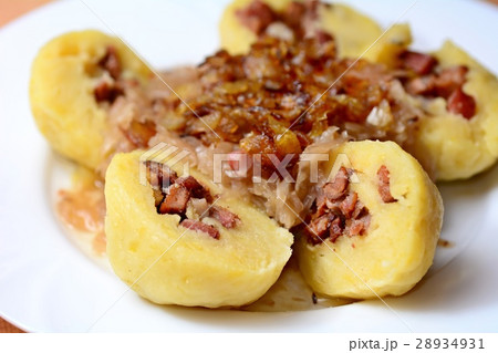 Dumplings stuffed with meat and braised cabbage. 28934931