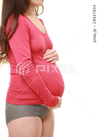 お腹を触る臨月の妊婦 28937834