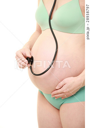 お腹に聴診器をあてる臨月の妊婦 28938797