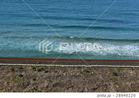 晴天の海と鉄道の線路　島根県　日本海 28940220
