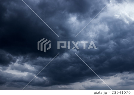Dark clouds before a thunder-storm 28941070