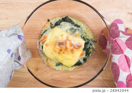 Baked spinach in bowl Baked spinach in bowl 28942044