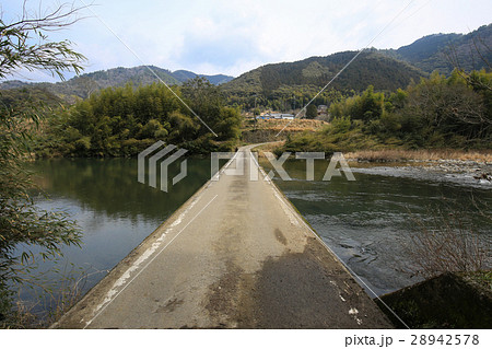 高知県四万十市 金刀比羅沈下橋 高知県四万十市 金刀比羅沈下橋 28942578