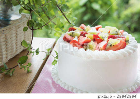 Strawberry and kiwi shortcake 28942894