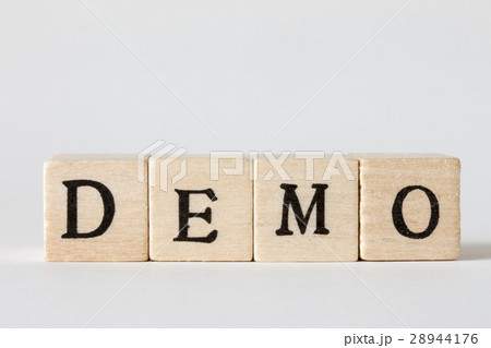 DEMOの文字の書かれた木製のブロック 28944176