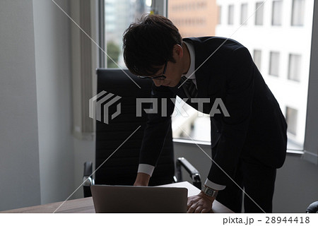 オフィス　ビジネスマン 28944418