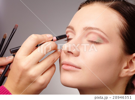 Applying eyeshadow for young girl 28946351