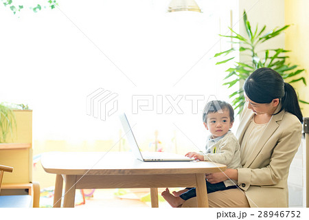 ビジネスウーマン、ママ、企業内保育所　撮影協力:RYOZAN PARK大塚 28946752