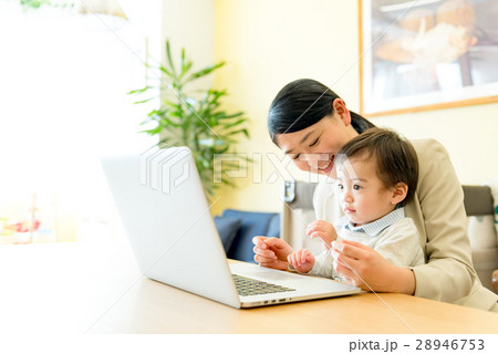 ビジネスウーマン、ママ、企業内保育所　撮影協力:RYOZAN PARK大塚 28946753