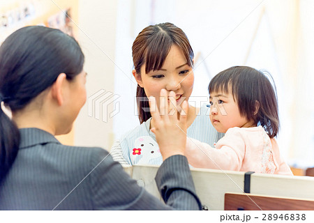 ビジネスウーマン、ママ、企業内保育所、送迎　撮影協力:RYOZAN PARK大塚 28946838