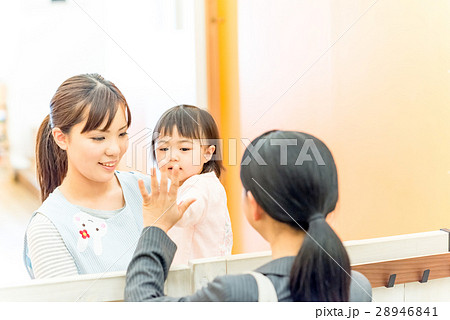 ビジネスウーマン、ママ、企業内保育所、送迎　撮影協力:RYOZAN PARK大塚 28946841