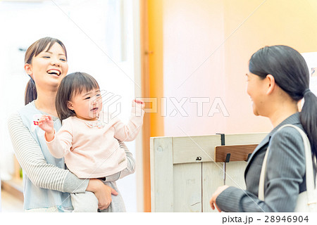 ビジネスウーマン、ママ、企業内保育所、送迎　撮影協力:RYOZAN PARK大塚 28946904