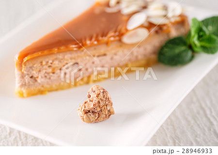 caramel or toffee gluten free cake with almond pie 28946933